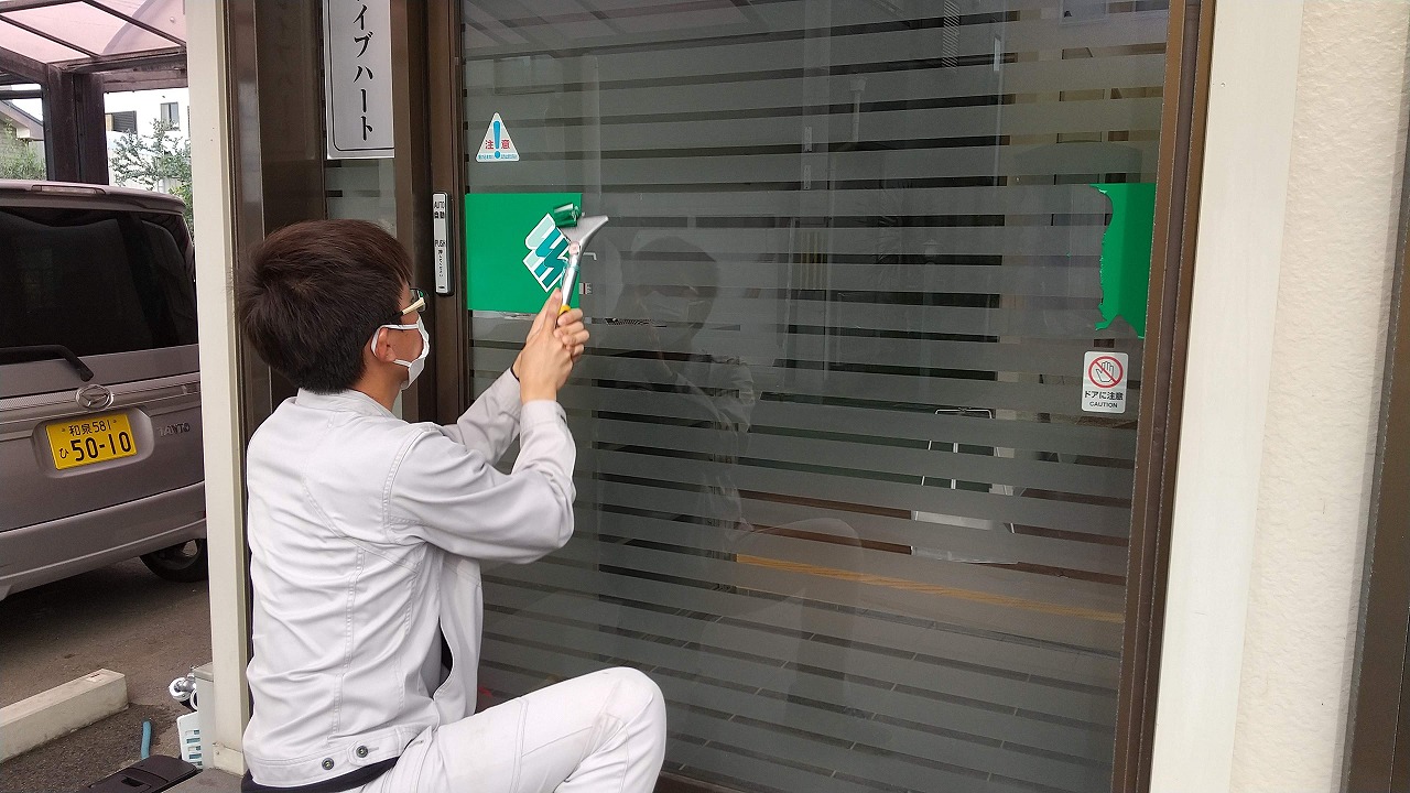 【泉佐野市】入口ドアカッティングシート貼り施工をしました。