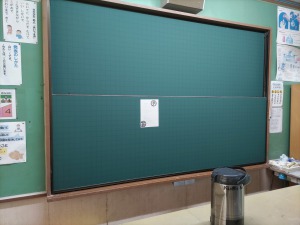 小学校の上下昇降黒板の盤面張替え工事を行いました