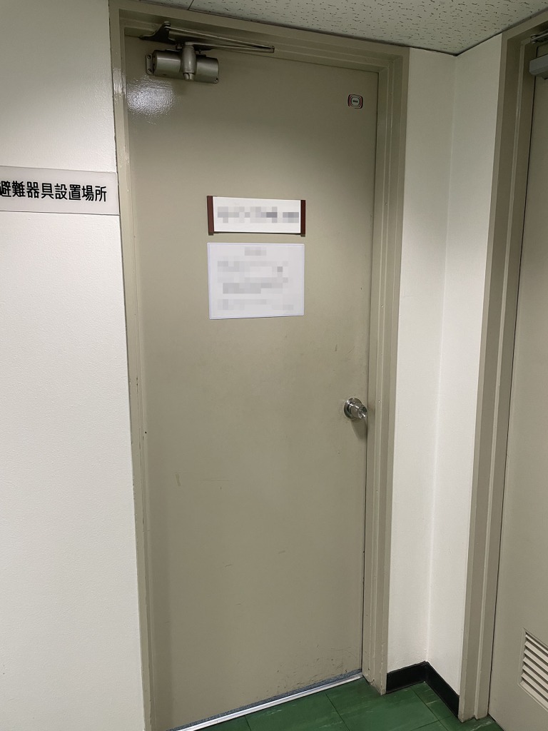 ドアは会社への入り口　イメージアップの改修工事を行いました。