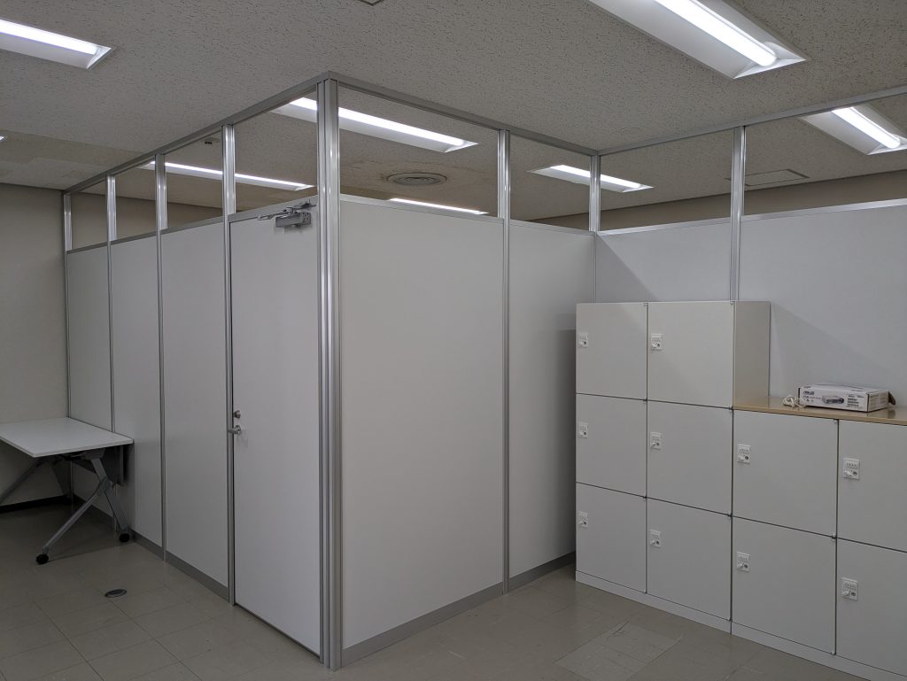 アルミパーティションで簡単に部屋を作りました。