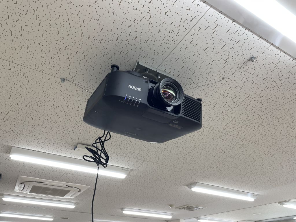 オフィスの会議をスムーズに!液晶プロジェクター設置5つの問題と解決策